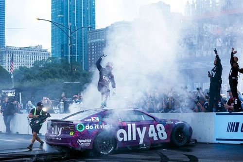 NASCAR Chicago: Alex Bowman se impone en carrera loca, Daniel Suárez en 11°