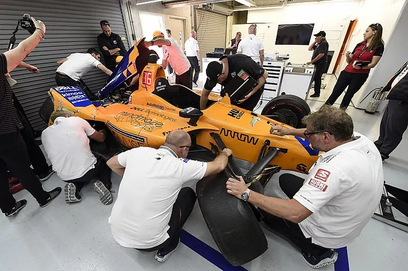 La voiture endommagée de Fernando Alonso