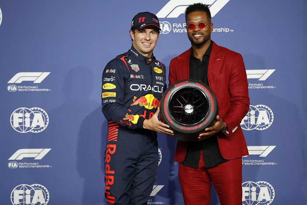 Il poleman Sergio Perez, Red Bull Racing, riceve il Pirelli Pole Position Award dall'ex calciatore internazionale Patrice Evra.