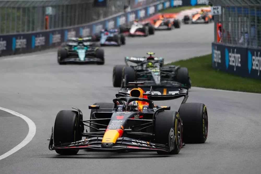 Max Verstappen, Red Bull Racing RB19, Lewis Hamilton, Mercedes F1 W14, Fernando Alonso, Aston Martin AMR23, the rest of the field on the opening lap
