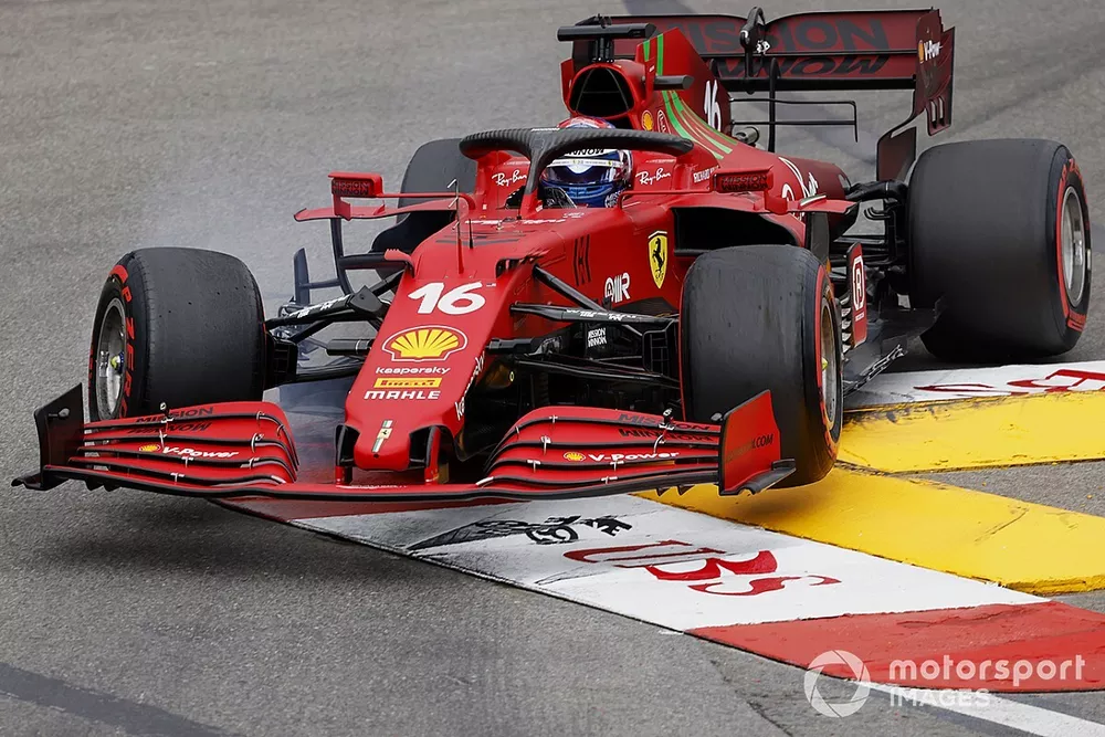 Charles Leclerc, Ferrari SF21, sort de la piste