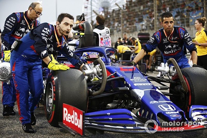 Alexander Albon, Toro Rosso STR14, arrives on the grid