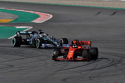 Hamilton: Mercedes no debe ir "por encima del límite" para alcanzar a Ferrari