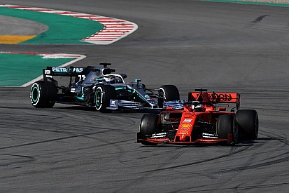 Hamilton: Mercedes mustn't go "over edge" chasing Ferrari
