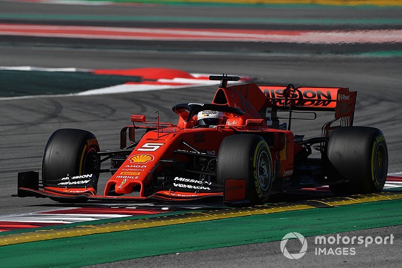 Vettel salue une Ferrari