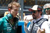 Alonso explica por qué tiene que arriesgar con "maniobras suicidas" con su Aston F1