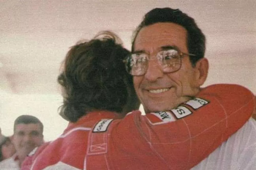 Milton Senna abbraccia Ayrton Senna
