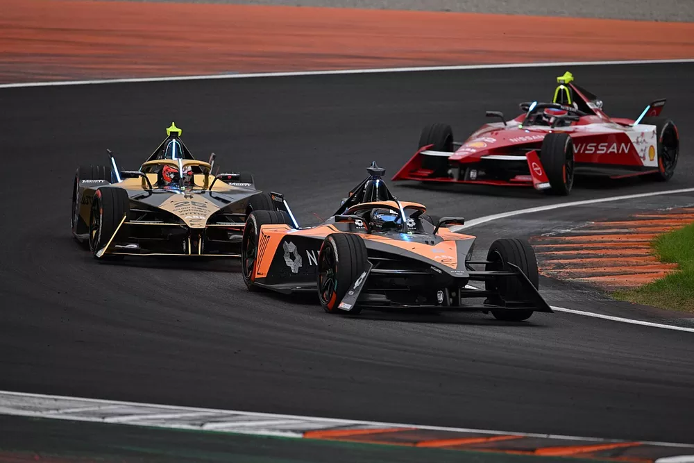 Sam Bird, NEOM McLaren Formula E Team, e-4ORCE 04, Jean-Eric Vergne, DS Penske, DS E-Tense FE23, Oliver Rowland, Nissan Formula E Team, Nissan e-4ORCE 04
