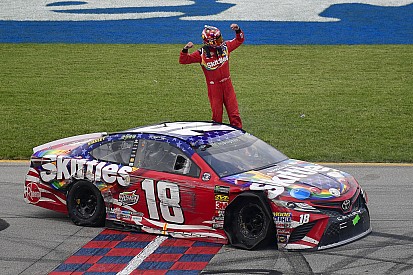 Busch supera Larson após última volta insana em Chicagoland