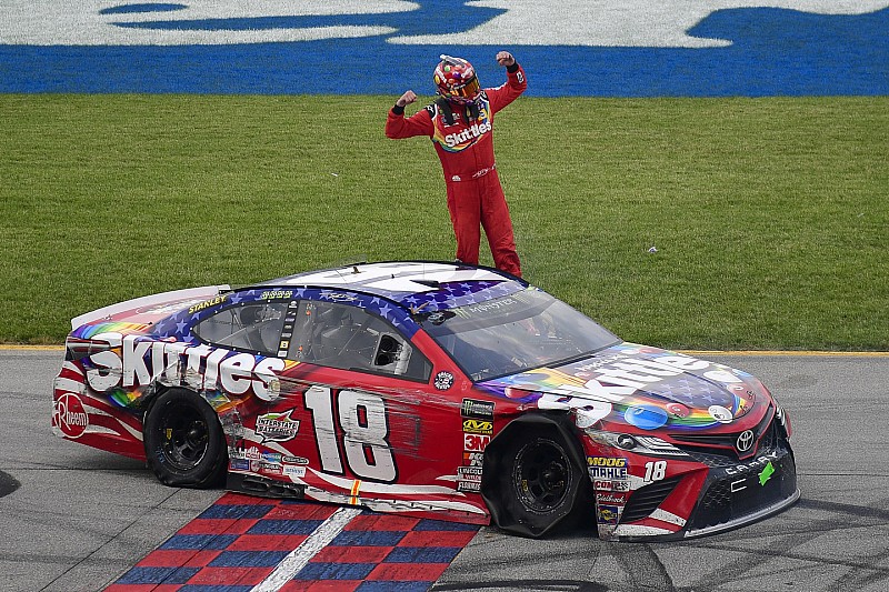Busch supera Larson após última volta insana em Chicagoland