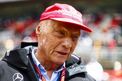 Una fuerte gripe obliga de nuevo a Niki Lauda a ingresar en cuidados intensivos