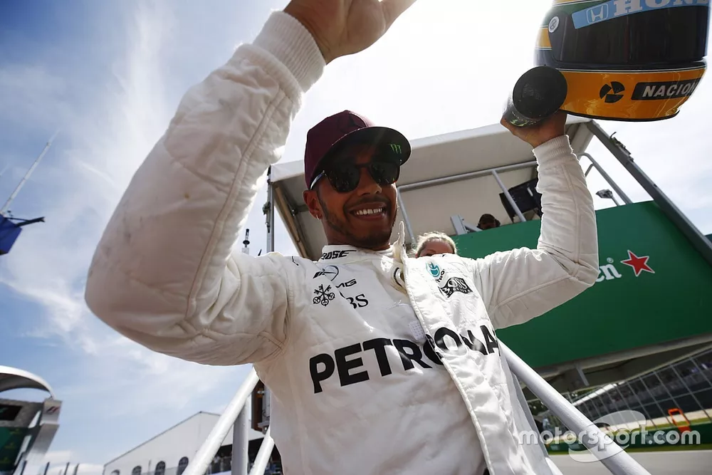 Lewis Hamilton, Mercedes AMG F1, muestra su casco de Ayrton Senna, un regalo despu&eacute;s de igualar al brasile&ntilde;o