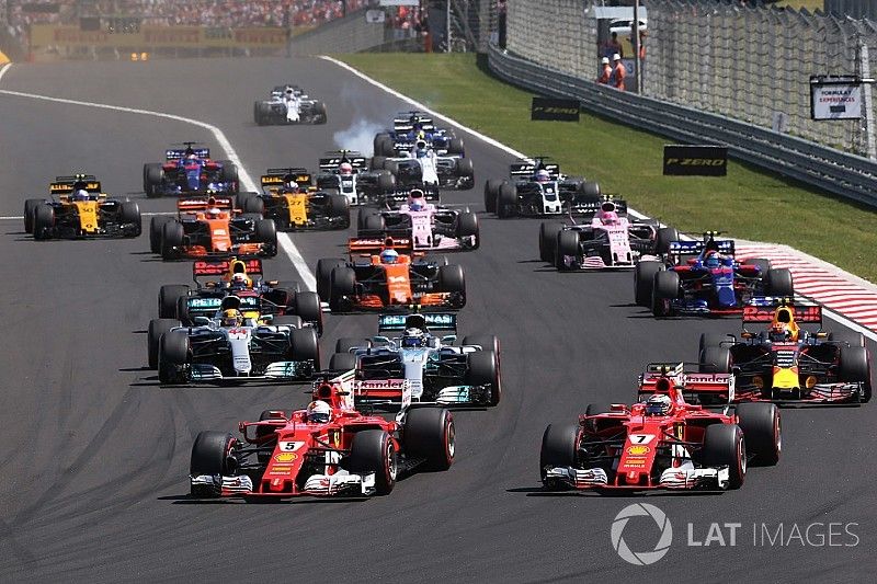 Sebastian Vettel, Ferrari SF70H, lidera a Kimi Raikkonen, Ferrari SF70H en la arrancada