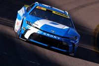 Denny Hamlin logra la pole para la final de la temporada 2025 de NASCAR en Phoenix