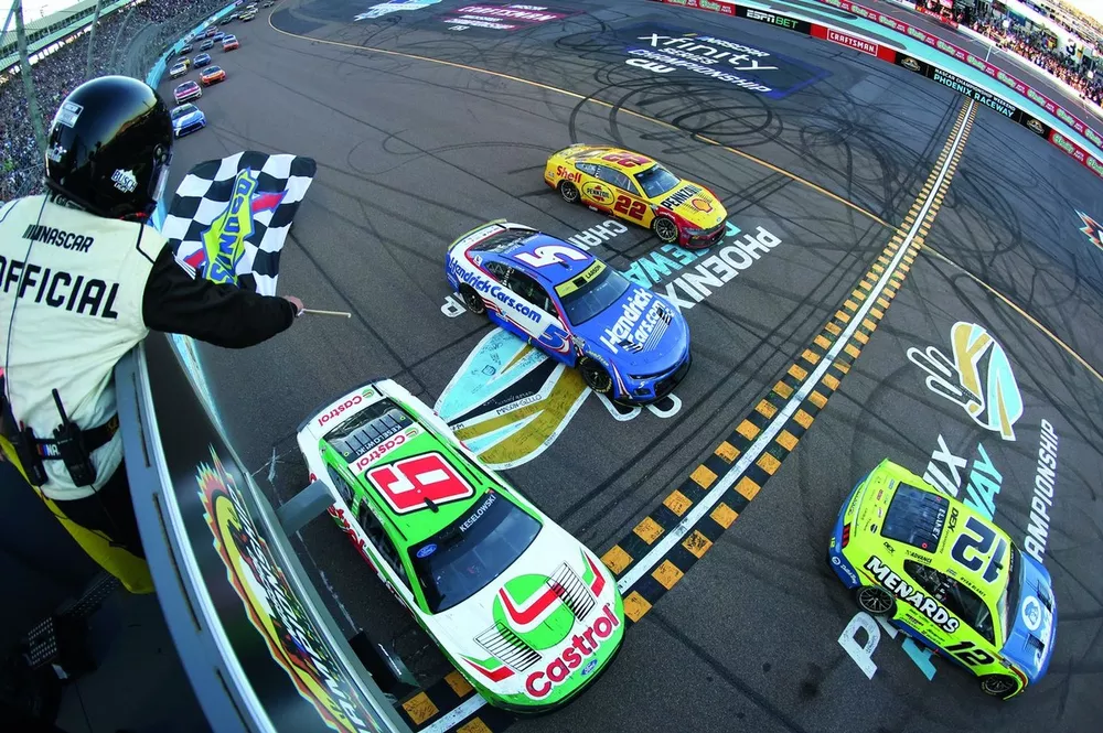 Ryan Blaney, Team Penske Ford, Kyle Larson, Hendrick Motorsports Chevrolet