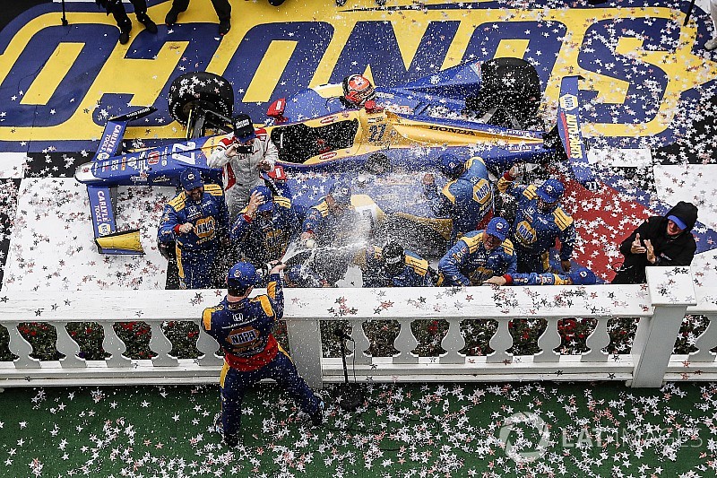 IndyCar Pocono: Balapan sempat terhenti, Rossi finis terdepan