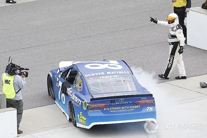 Martin Truex Jr., Furniture Row Racing, Toyota Camry Auto-Owners Insurance
