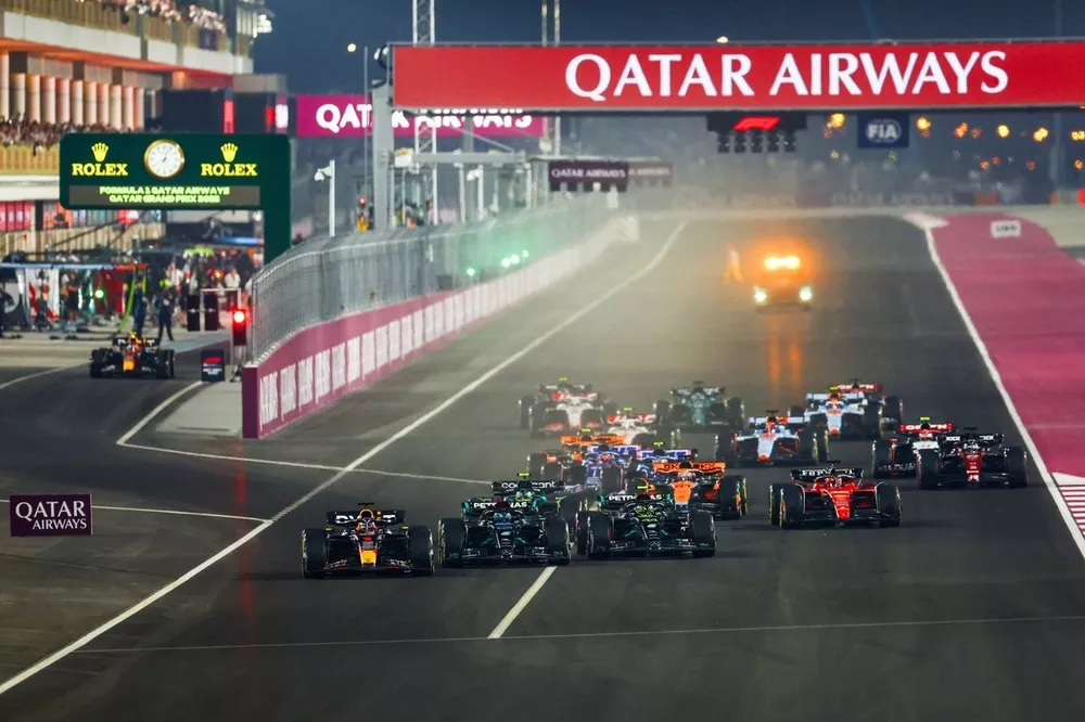 Max Verstappen, Red Bull Racing lidera en la salida