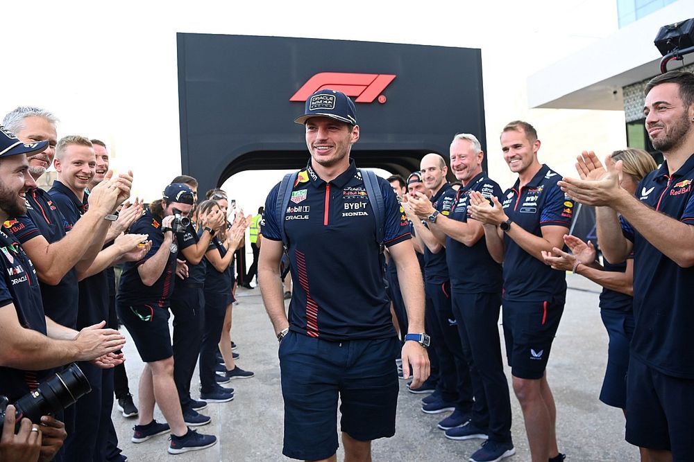 El equipo Red Bull hace el pasillo al campe&oacute;n de pilotos 2023 Max Verstappen, Red Bull Racing 