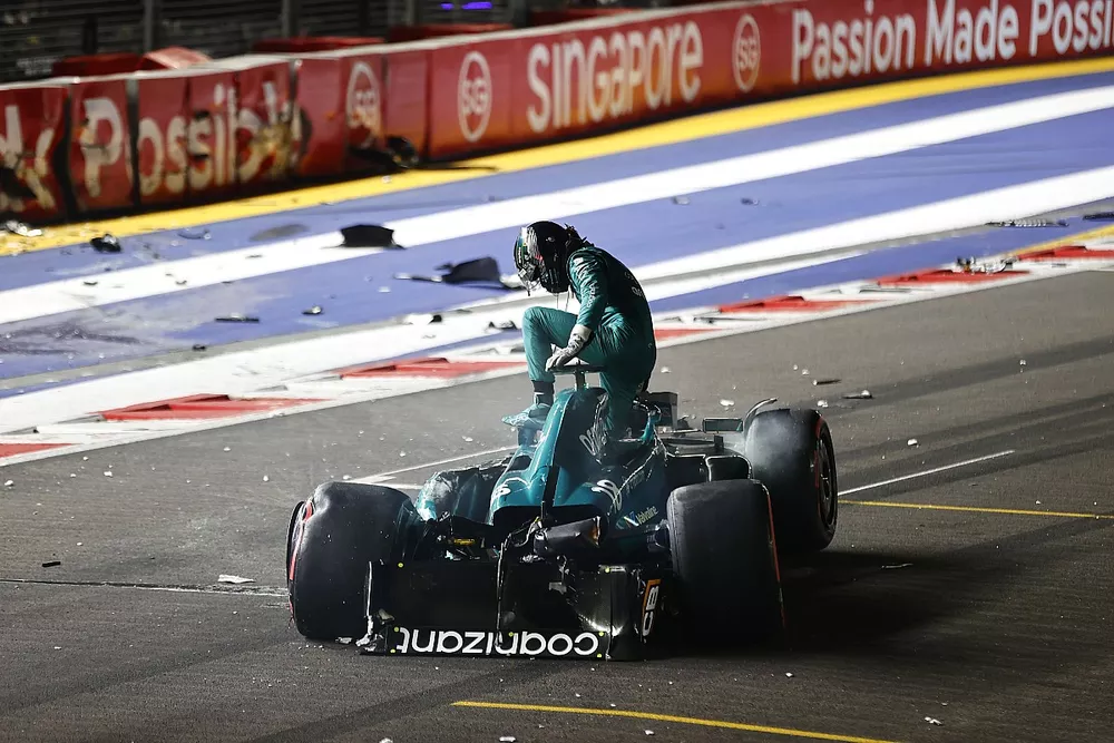 Lance Stroll, Aston Martin AMR23, esce dalla sua vettura pesantemente danneggiata dopo un incidente alla fine della Q1