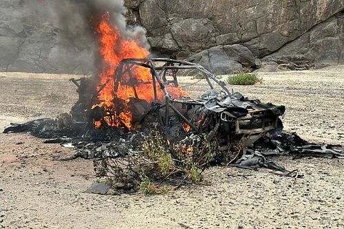Un coche qued&oacute; desintegrado tras un voraz incendio en el Dakar 2023