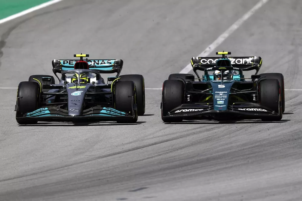 Lewis Hamilton, Mercedes W13, se bat avec Sebastian Vettel, Aston Martin AMR22 