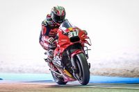 Acosta logra su primera pole de MotoGP sobre Bagnaia; caída de Martín