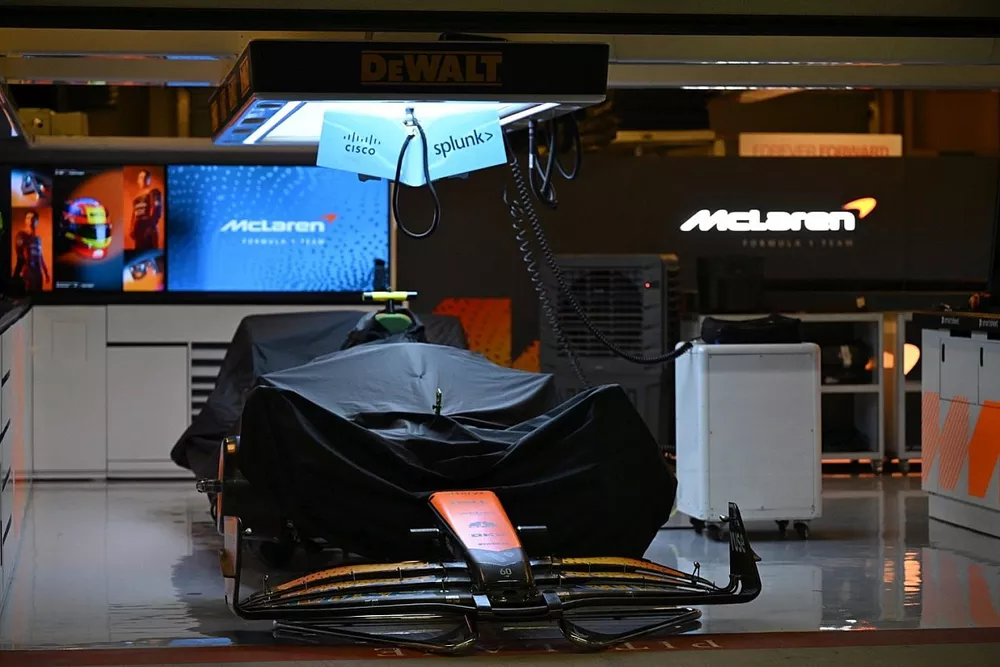 El McLaren MCL60 a cubierto en el garaje