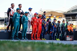 残りわずか2枚1セット2025年メルセデス・ドライバーズカード(直筆サインなし) 2023 角田裕毅 アルファタウリ 直筆サイン入 ドライバーズカード