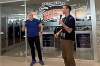 VIDEO: El curioso recibimiento a Daniel Ricciardo en AlphaTauri