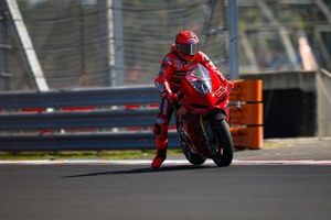 Marc M&aacute;rquez keert na blessure weer terug bij Ducati tijdens priv&eacute;test in Valencia