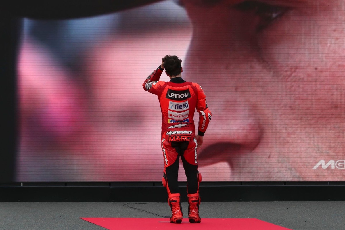 La parrilla de MotoGP se rinde a Márquez: «Más que un atleta, es una leyenda» 