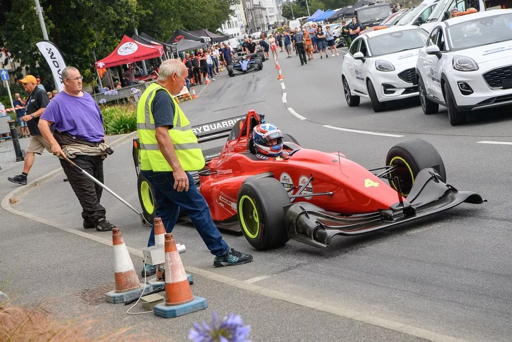 Wallace Menzies 25 9