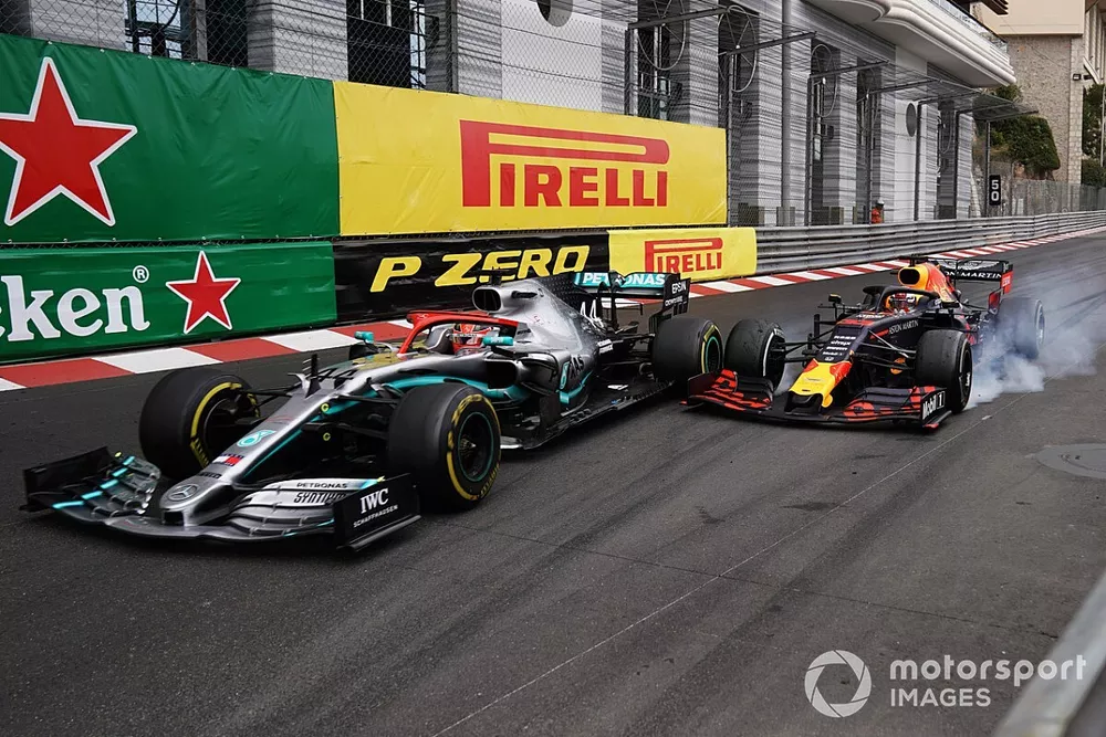 Max Verstappen trata de adelantar al l&iacute;der Lewis Hamilton en la chicane tras el t&uacute;nel de M&oacute;naco... y se tocan