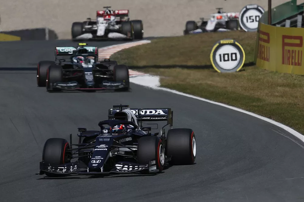 Yuki Tsunoda, AlphaTauri AT02, Sebastian Vettel, Aston Martin AMR21, and Robert Kubica, Alfa Romeo Racing C41