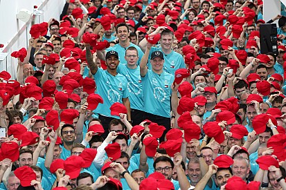 GALERÍA: Mercedes celebra el título de F1 con dedicatoria especial a Niki Lauda