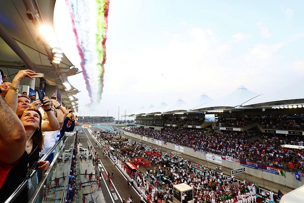 Los fan&aacute;ticos miran hacia arriba mientras pasan los aviones