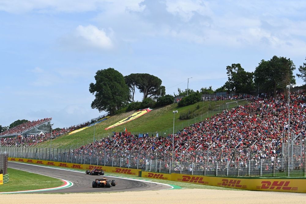 Charles Leclerc, Ferrari SF-24, Oscar Piastri, McLaren MCL38