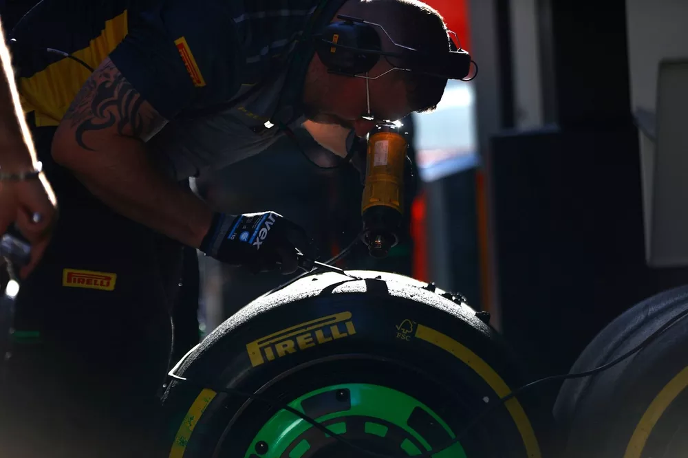 Un ingeniero de Pirelli desguaza un juego de neum&aacute;ticos utilizado por el equipo Stake F1 Kick Sauber 