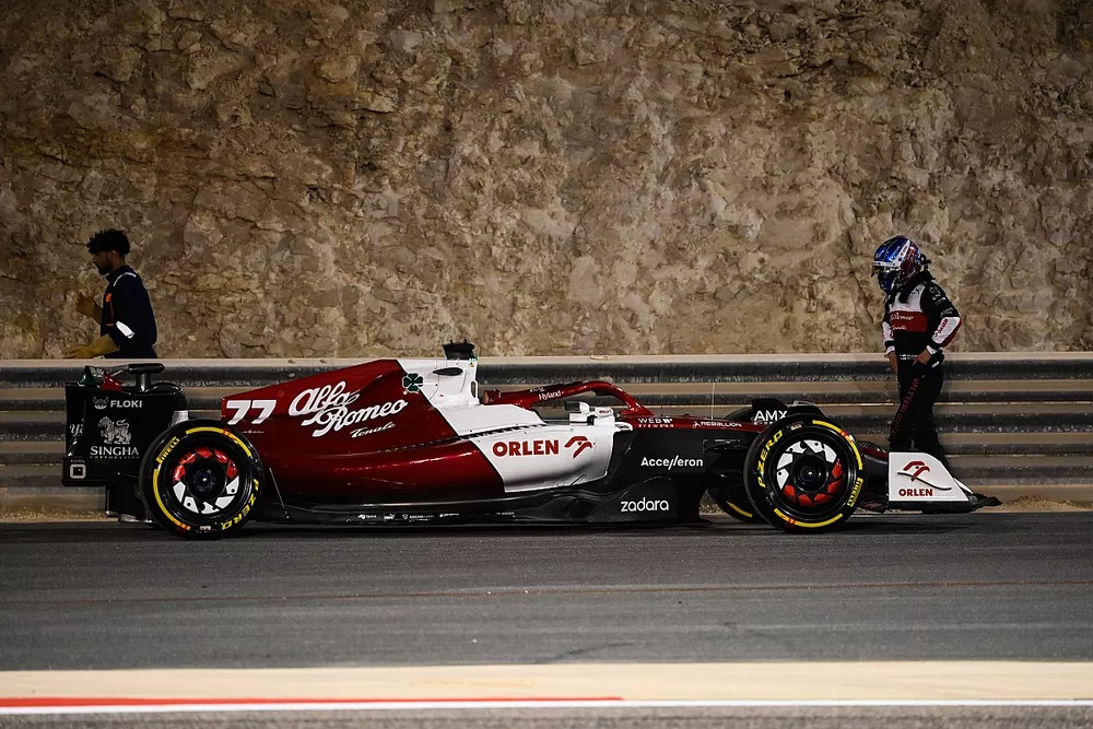 Valtteri Bottas, Alfa Romeo C42, fermo a bordo pista
