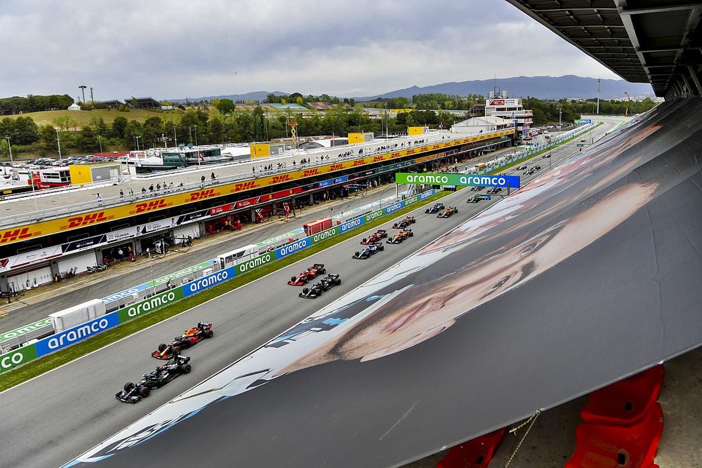 Lewis Hamilton, Mercedes W12, Max Verstappen, Red Bull Racing RB16B, Valtteri Bottas, Mercedes W12, Charles Leclerc, Ferrari SF21, y el resto de la parrilla antes de la salida