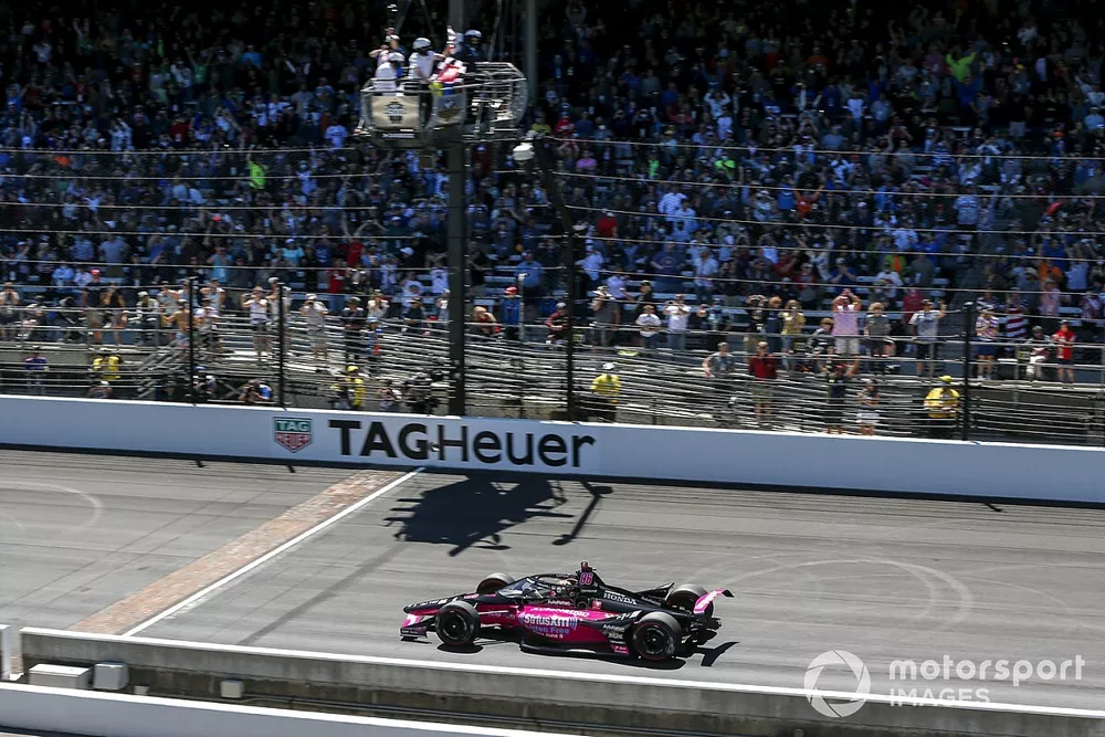 Helio Castroneves, Meyer Shank Racing Honda taking the checkered flag