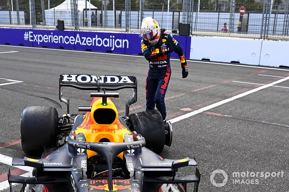 フェルスタッペン、勝利目前でまさかのタイヤトラブル「ピレリはデブリ