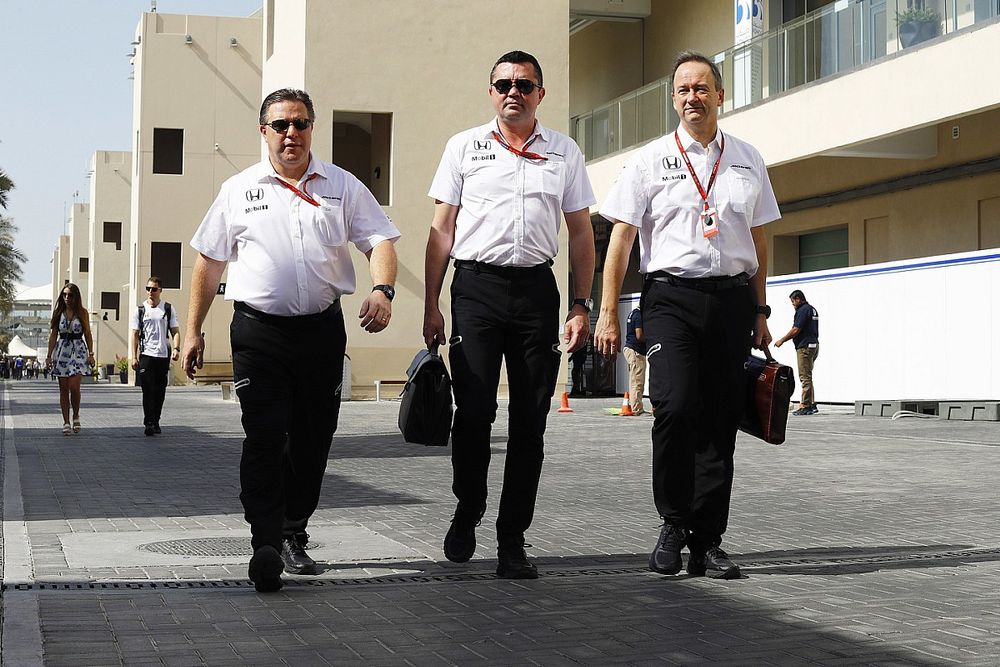 Zak Brown, Eric Boullier y Jonathan Neale, McLaren en el paddock.