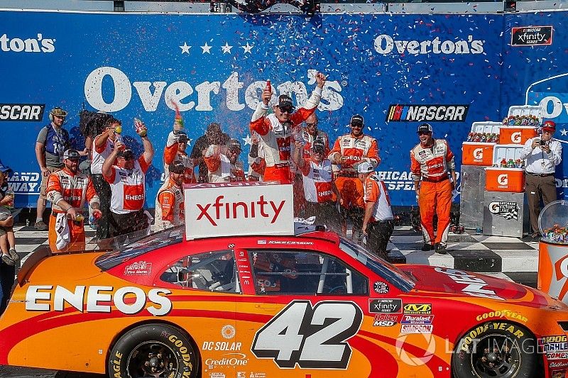 Ganador de la carrera Kyle Larson, Chip Ganassi Racing, Chevrolet Camaro ENEOS
