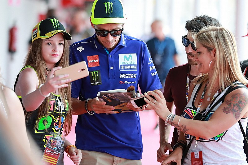 Rossi: “Lorenzo en HRC, y como compañero de Márquez, es una bomba”