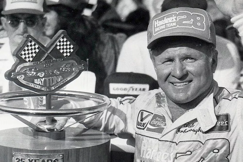 Ganador de la carrera Cale Yarborough