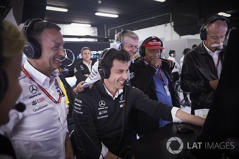 Toto Wolff, Director Ejecutivo (Negocios), Mercedes AMG, Niki Lauda, Presidente no ejecutivo, Mercedes AMG, Dr. Dieter Zetsche, CEO de Mercedes Benz y otros celebran despu&eacute;s de que sus pilotos aseguran la primera fila