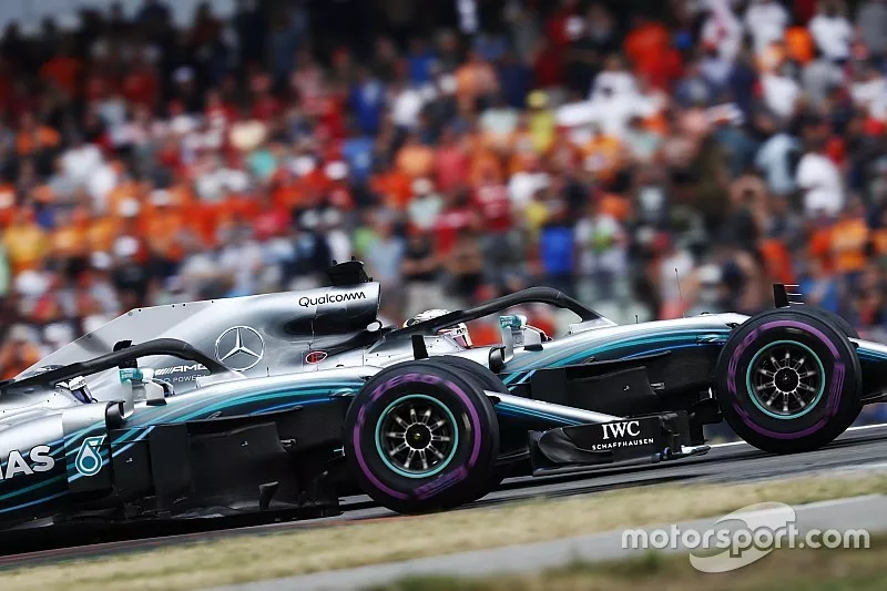 Lewis Hamilton, Mercedes AMG F1 W09, et Valtteri Bottas, Mercedes AMG F1 W09, saluent la foule en c&eacute;l&eacute;brant leur doubl&eacute;