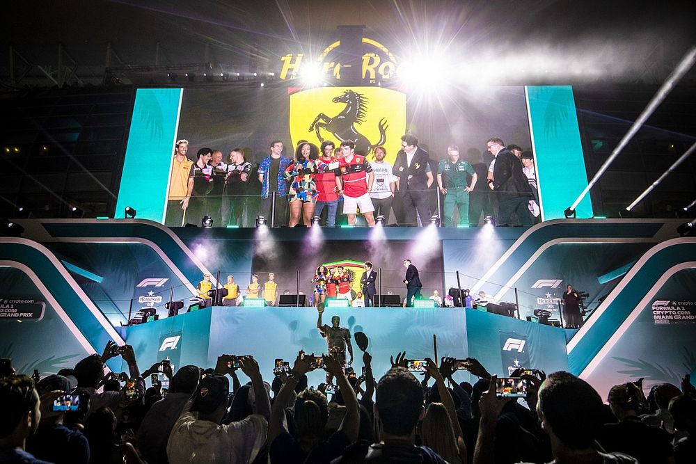 Naomi Schiff, Sky TV, entrevista a Charles Leclerc, Ferrari, Carlos Sainz Jr., Ferrari, mientras Mike Krack, director del equipo Aston Martin F1, Sebastian Vettel, Aston Martin, Lance Stroll, Aston Martin, Alex Albon, Williams Racing, Nicholas Latifi, Williams Racing, Valtteri Bottas, Alfa Romeo F1 Team, Frederic Vasseur, director del equipo Alfa Romeo Racing, Zhou Guanyu, Alfa Romeo F1 Team y Daniel Ricciardo, McLaren, miran.